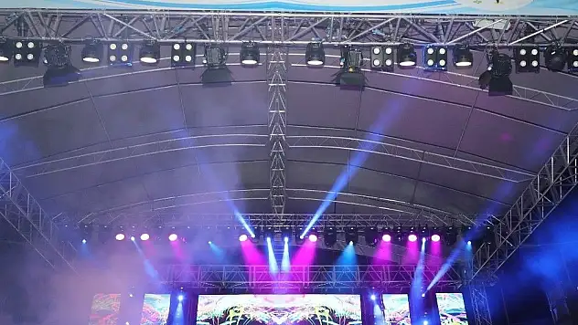 ERÜ'de Konser Veren Hande Yener, Öğrencileri Coşturdu