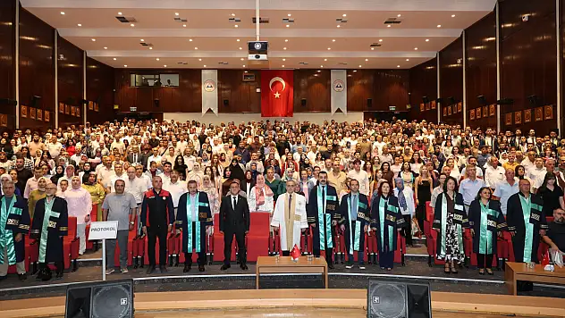 ERÜ'de mezunlara anlamlı mesaj