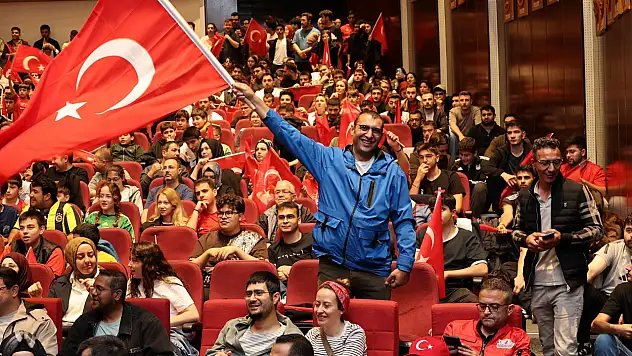 ERÜ'de personel ve öğrenciler dev ekrana kitlendi