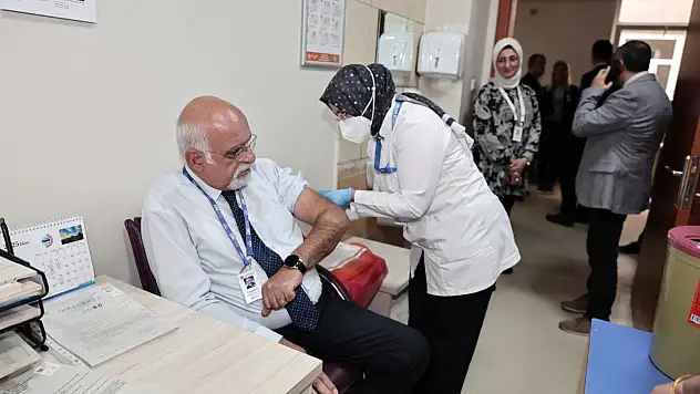 ERÜ'de sağlık çalışanlarına grip aşısı