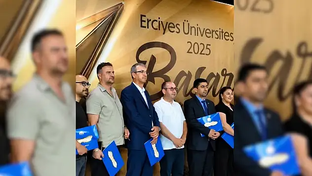 ERÜ'de yıl boyunca öne çıkan isimler ödüllendirildi