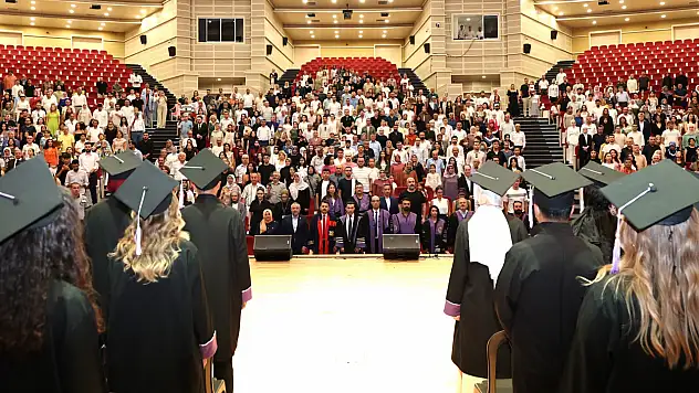 ERÜ Diş Hekimliği 16. dönem mezunlarını verdi!