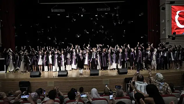 Diş hekimleri diplomalarını aldı