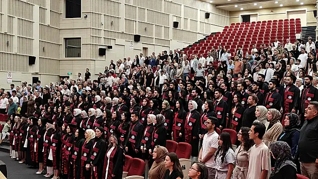 ERÜ Eczacılık Fakültesi'nde mezuniyet coşkusu