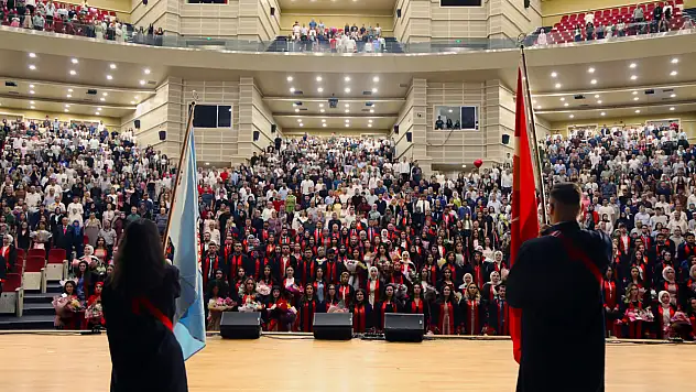 ERÜ Eğitim Fakültesi mezuniyet töreninde mezuniyet coşkusu