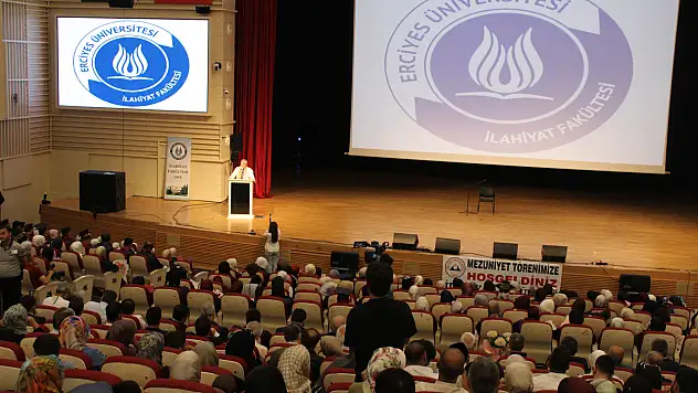 ERÜ İlahiyat Fakültesi 242 mezun verdi