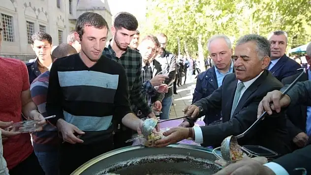 ERÜ öğrencilerine aşure ikramı