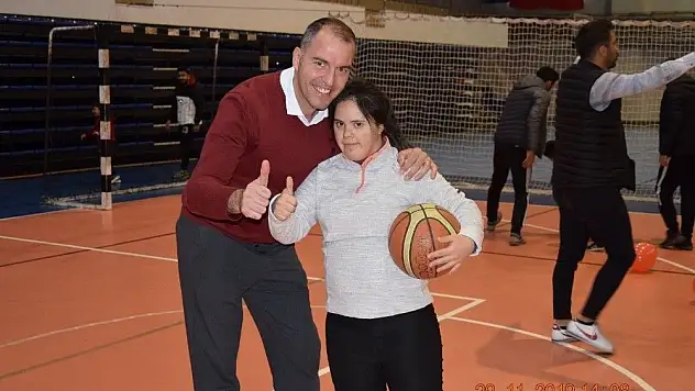 ERÜ Spor Bilimlerinden 'Otizmin farkındayız onların yanındayız' etkinliği
