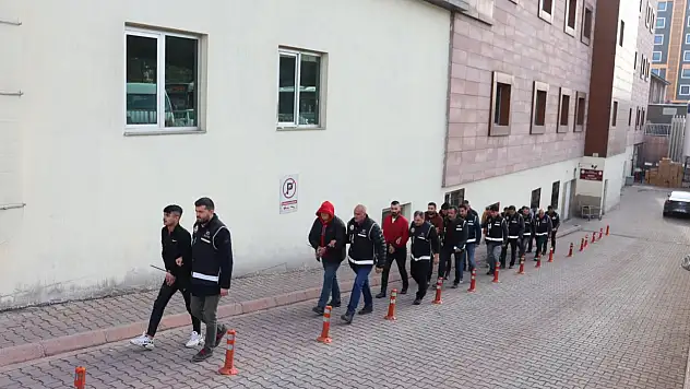 Eş zamanlı 15 adrese 'kaçakçılık' operasyonu: çok sayıda gözaltı var