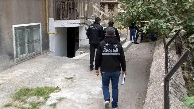 Barışmayı reddetti, kafasına sıktı