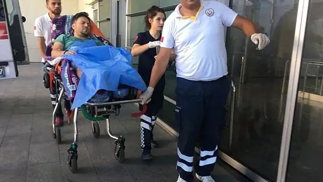 Kendini bıçakladı