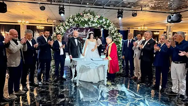Eski başkanın kızı evlendi! AK Partililer düğünde buluştu