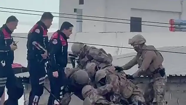Özel Harekat operasyonuyla çatıda yakalandı! Atölyede silahlı kavga