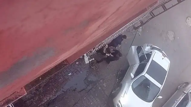 Eski eşini sokak ortasında darp etti