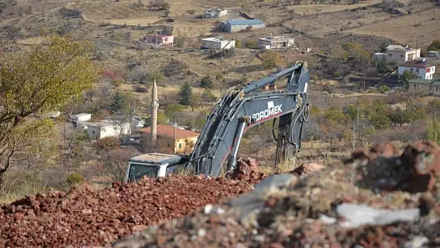 Eskskavatör o tepede ne arıyor?