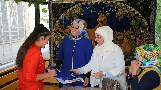 Eşlerden anlamlı ziyaret