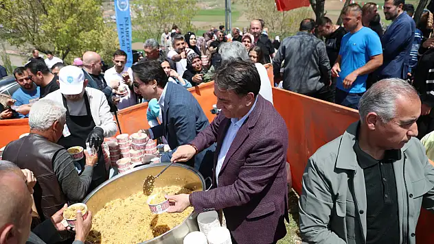 Kayseri'deki şenlik alanı dolup taştı! Ücretsiz etli pilav dağıtıldı