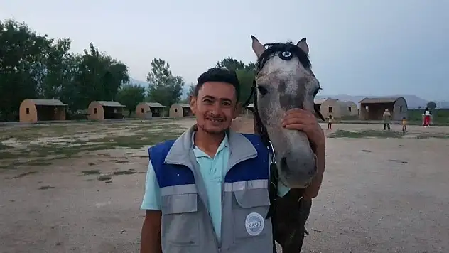 Evcilleştirdiği Yılkı Atı İle Arkadaş Oldu