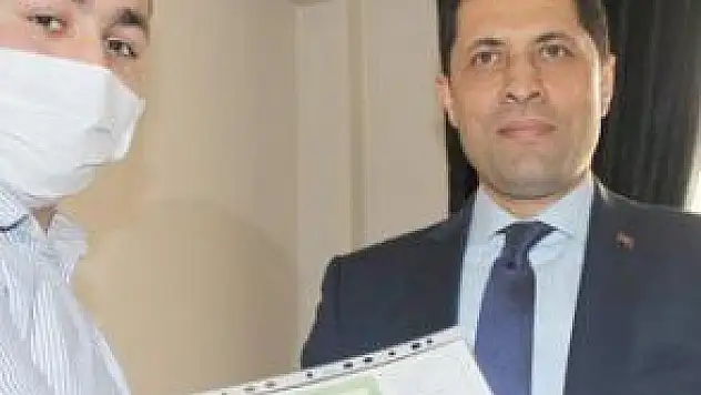 EVDE EĞİTİM GÖREN LÖSEMİ HASTASI ALİ, KARNESİNİ ALDI
