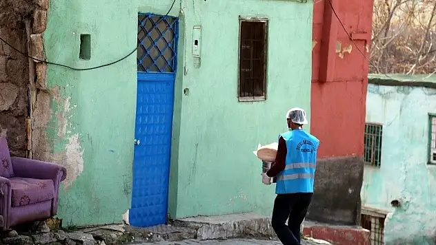 Evde kalan yaşlılara Develi Belediyesi'nden yemek desteği
