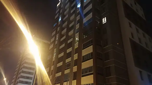 Evdeki eşyalarını camdan aşağı attı