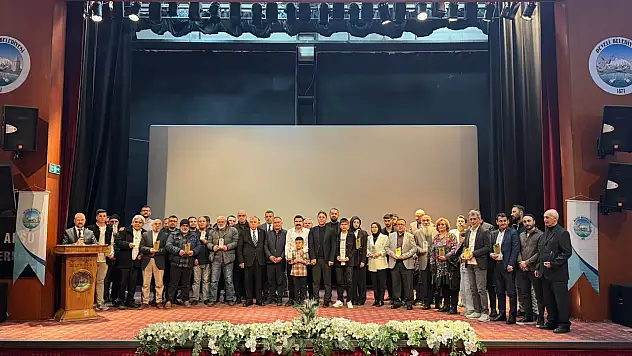 'Evereğin Velisi' filmi alkışlarla ödüllendirildi