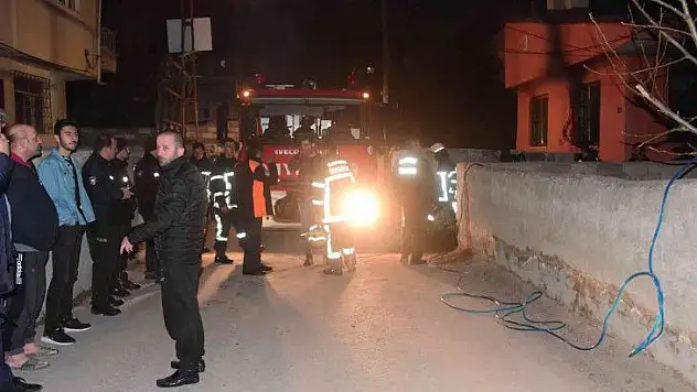 Vahşeti yaşattılar! Evi ateşe verip kapıyı üzerlerine kilitlediler