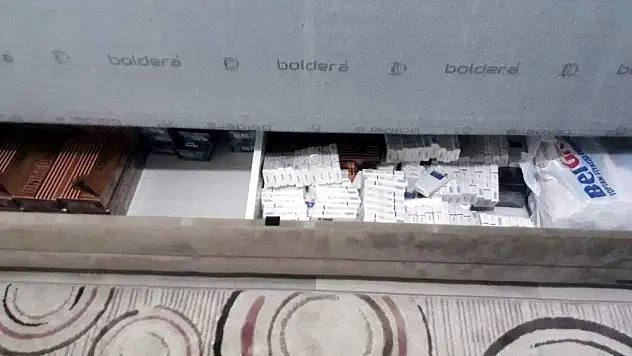Evi kaçak sigara deposu olarak kullanmış