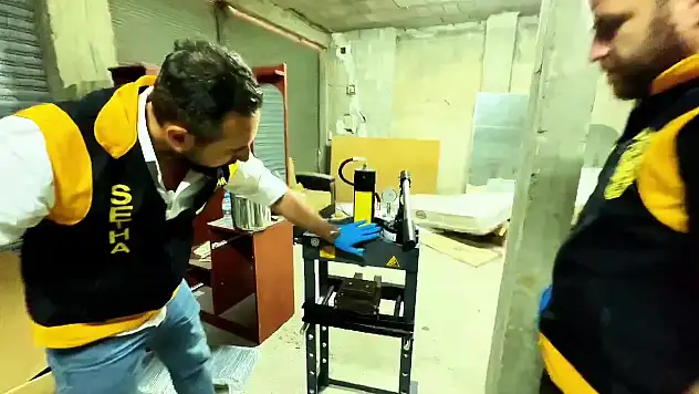 Evi uyuşturucu paketleme tesisine çevirdiler!