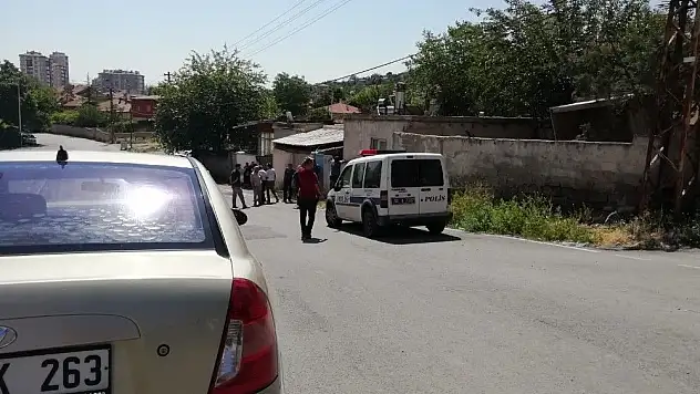 Evin çatısından düşen adam hayatını kaybetti