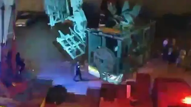 Evinin balkonundan düşen çocuk çatıda mahsur kaldı!