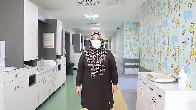 Evladının gülüşü için dış dünyayı unutan fedakar anne
