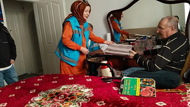 Evleri ziyaret edip, hediyeler verdiler