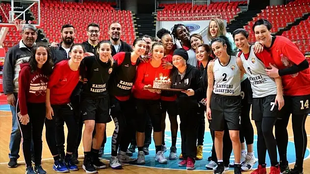 Ezgi Manlacı'ya sürpriz doğum günü kutlaması