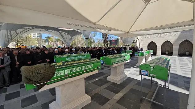 Fabrikasının öldürülen müdürünü omuzlarında taşıdı