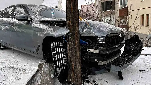 Kaygan yolda kontrolden çıkan araç ağaca çarptı