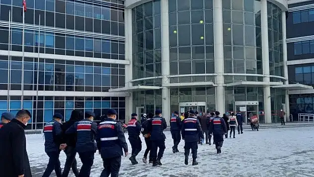 Cinayet şüphelileri jandarmadan kaçamadı