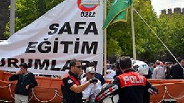 FATİH'İN İSTANBUL'U FETHETTİĞİ YAŞTA KARADAN GEMİ YÜRÜTTÜLER