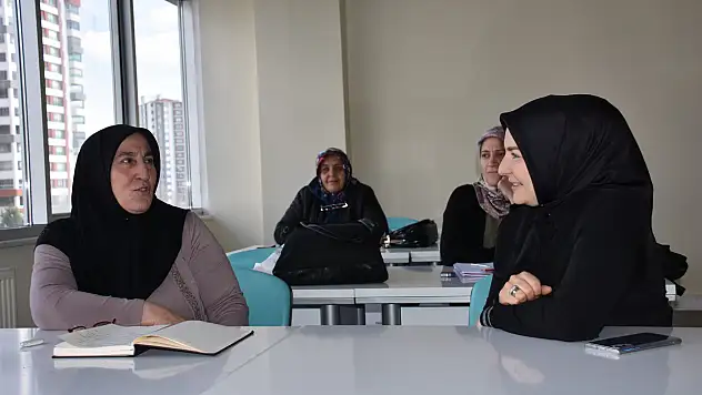 Fatma Çolakbayrakdar, kanaviçe işledi