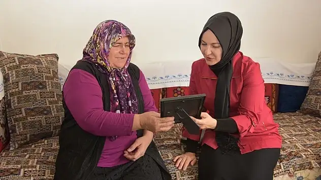 Yaşlılarımızı her fırsatta eşimle birlikte ziyaret ederek, gönüllerini alıyoruz.
