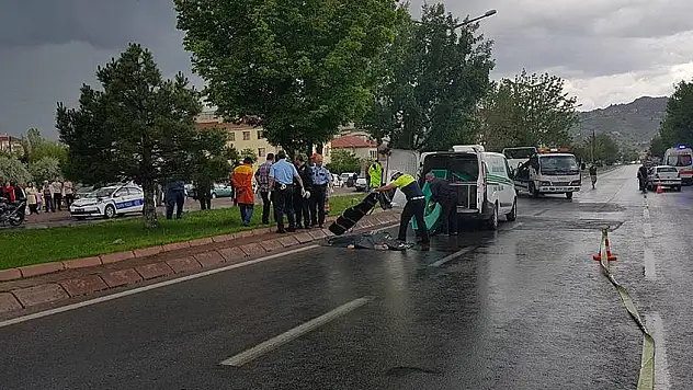 Feci Kaza... Anne ve oğlu yolun karşısına geçemedi!