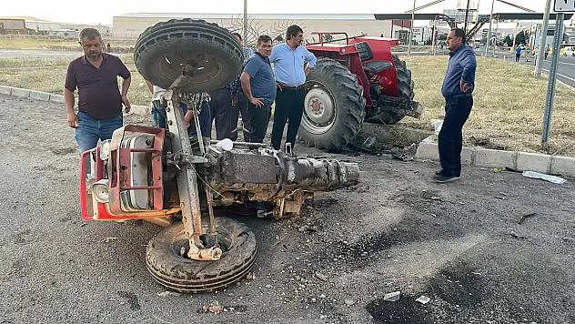 Feci kazada traktör ikiye ayrıldı!