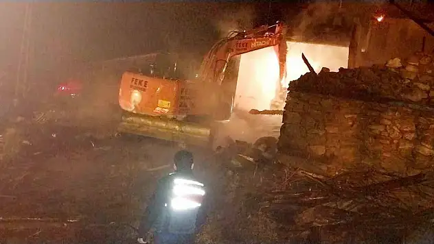 Adana'da korkutan yangın: Kül oldu