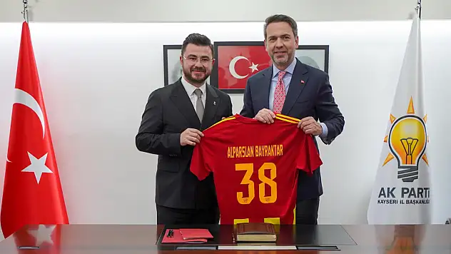 Fenerbahçe maçı öncesi Bakan Bayraktar'a dikkat çeken hediye