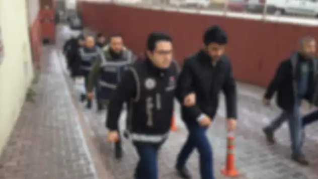 FETÖ operasyonunda gözaltına alınan 8 kişi adliyeye sevk edildi
