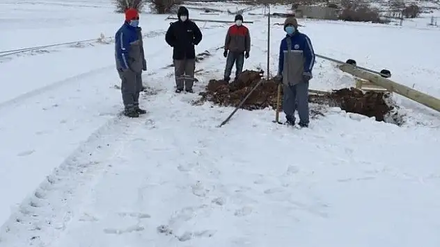 Fırtınadan dolayı elektrik direkleri devrilen köy operasyonu!