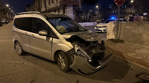 Flaş! Otomobiller çarpıştı, çok sayıda yaralı var!