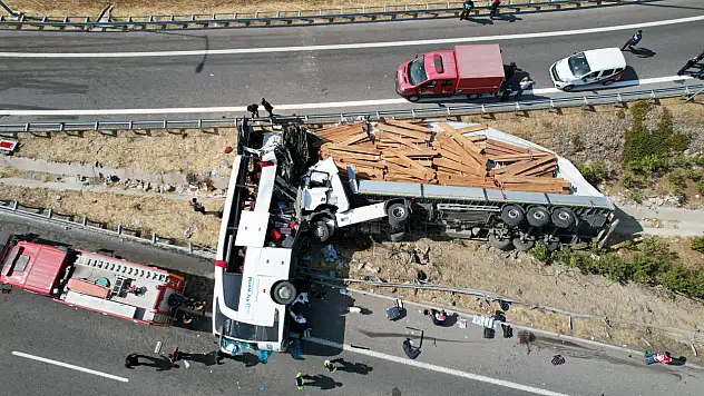 Flaş! Tır otobüse daldı, 11 ölü 27 yaralı