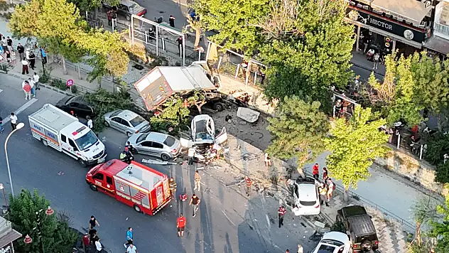 Freni patladı, 10 araca çarpıp, kanala düştü
