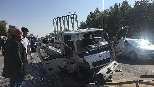 Freni patlayan kamyonet 3 araca çarparak durabildi